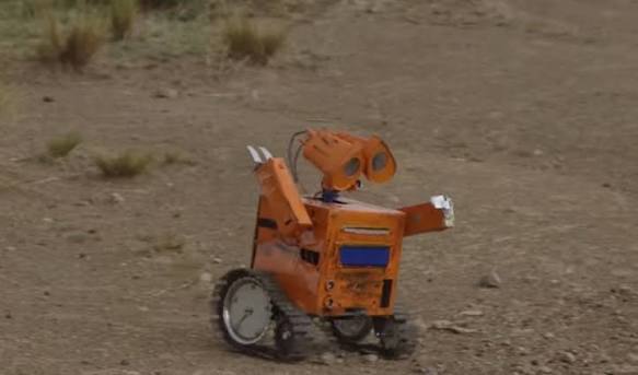 https://php.centraldemedios.cloud/imagenes/El%20robot%20de%20Esteban%20Quispe%20naci%C3%B3%20con%20materiales%20que%20otros%20consideraban%20basura.jpg