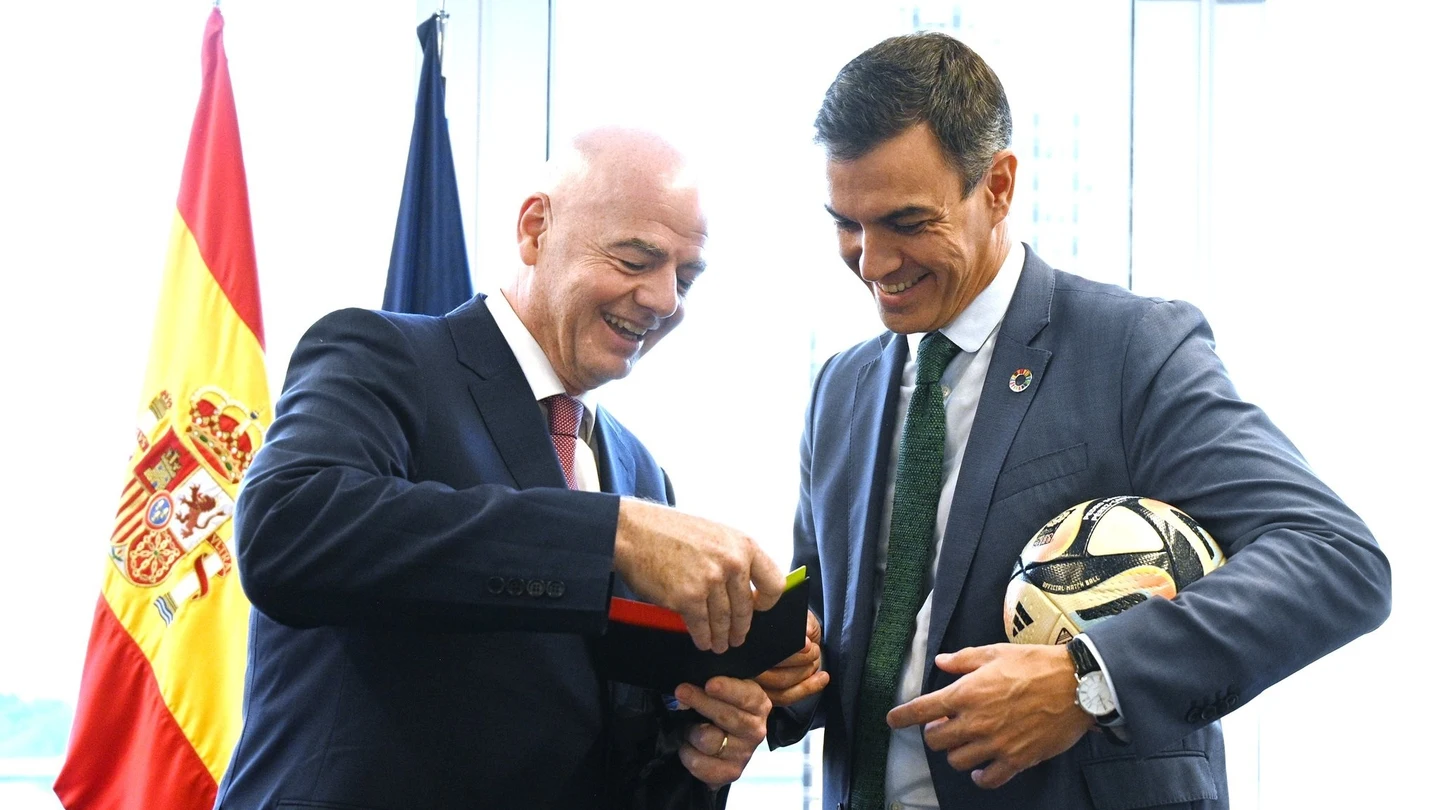 presidente-gobierno-pedro-sanchez-junto-presidente-fifa-gianni-infantino_165.webp